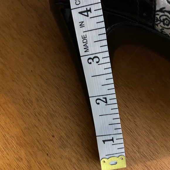 BCBG heels - Picture 7 of 7